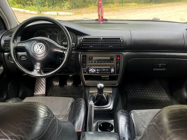 Черный Фольксваген Пассат, объемом двигателя 1.8 л и пробегом 369 тыс. км за 4200 $, фото 4 на Automoto.ua