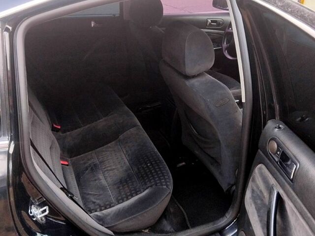 Черный Фольксваген Пассат, объемом двигателя 1.6 л и пробегом 340 тыс. км за 3500 $, фото 8 на Automoto.ua