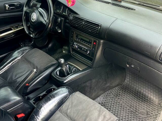 Черный Фольксваген Пассат, объемом двигателя 1.8 л и пробегом 369 тыс. км за 4200 $, фото 7 на Automoto.ua