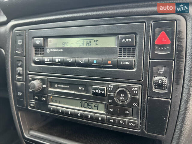 Черный Фольксваген Пассат, объемом двигателя 1.6 л и пробегом 258 тыс. км за 4499 $, фото 22 на Automoto.ua