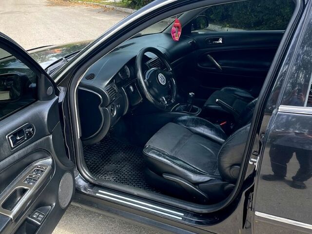 Черный Фольксваген Пассат, объемом двигателя 1.8 л и пробегом 369 тыс. км за 4200 $, фото 5 на Automoto.ua