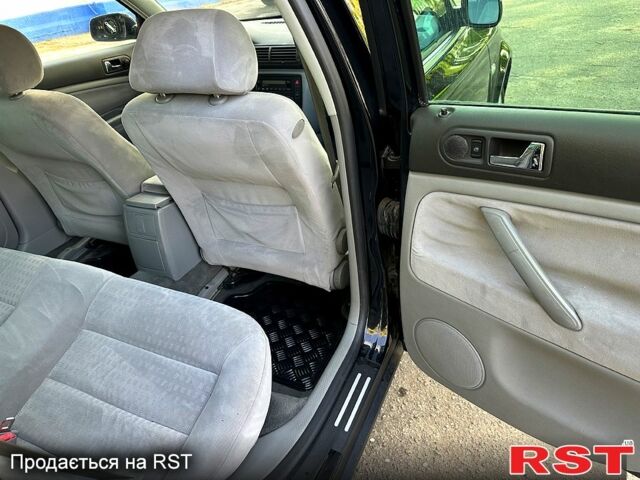 Черный Фольксваген Пассат, объемом двигателя 1.6 л и пробегом 140 тыс. км за 5700 $, фото 7 на Automoto.ua