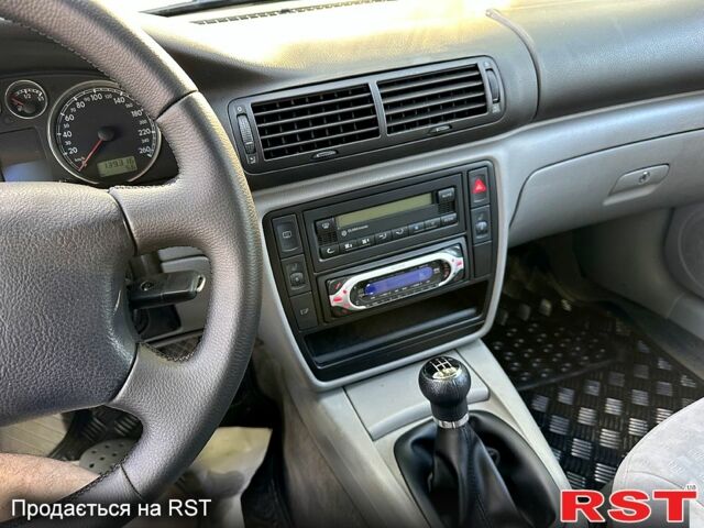 Черный Фольксваген Пассат, объемом двигателя 1.6 л и пробегом 140 тыс. км за 5700 $, фото 9 на Automoto.ua