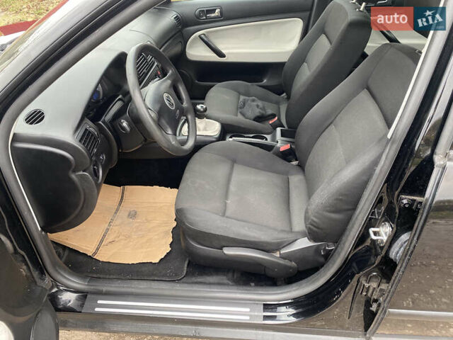 Черный Фольксваген Пассат, объемом двигателя 1.6 л и пробегом 230 тыс. км за 4850 $, фото 12 на Automoto.ua