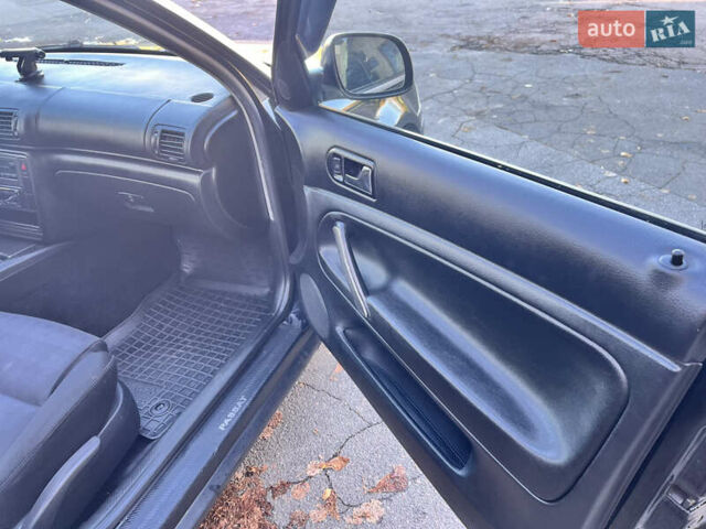 Черный Фольксваген Пассат, объемом двигателя 1.78 л и пробегом 300 тыс. км за 4350 $, фото 9 на Automoto.ua