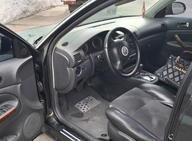 Черный Фольксваген Пассат, объемом двигателя 1.8 л и пробегом 342 тыс. км за 5300 $, фото 5 на Automoto.ua