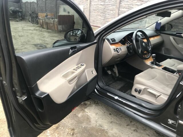 Черный Фольксваген Пассат, объемом двигателя 2 л и пробегом 330 тыс. км за 5200 $, фото 12 на Automoto.ua