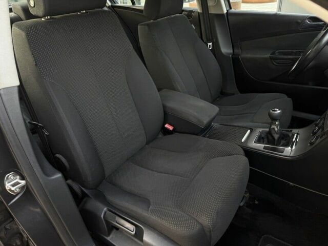 Черный Фольксваген Пассат, объемом двигателя 0 л и пробегом 250 тыс. км за 2000 $, фото 5 на Automoto.ua