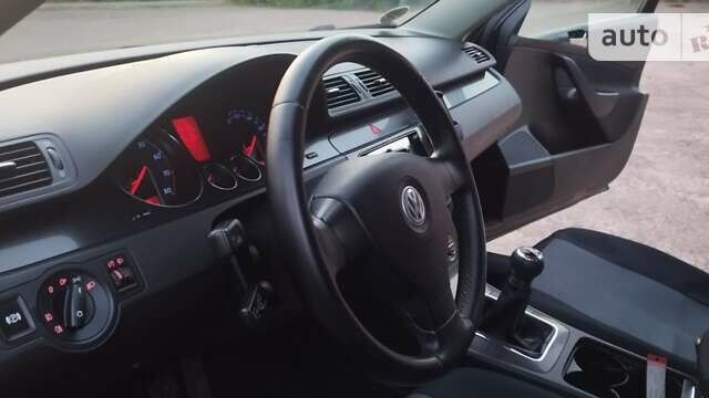 Черный Фольксваген Пассат, объемом двигателя 1.6 л и пробегом 220 тыс. км за 6599 $, фото 29 на Automoto.ua