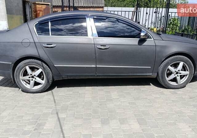 Чорний Фольксваген Пассат, об'ємом двигуна 2 л та пробігом 283 тис. км за 5800 $, фото 3 на Automoto.ua