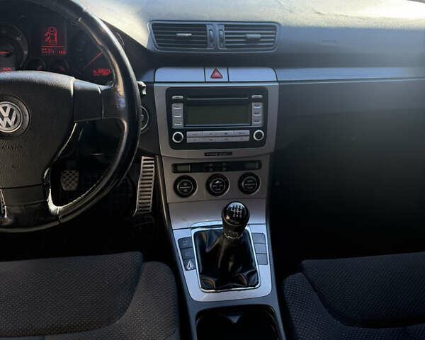 Черный Фольксваген Пассат, объемом двигателя 1.97 л и пробегом 326 тыс. км за 5500 $, фото 16 на Automoto.ua