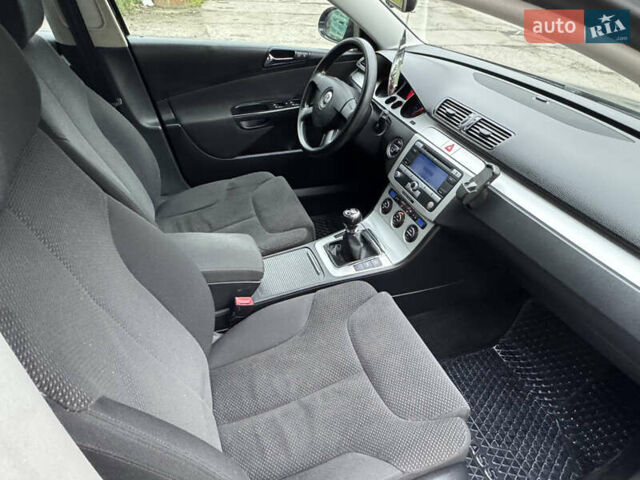 Чорний Фольксваген Пассат, об'ємом двигуна 1.6 л та пробігом 208 тис. км за 6490 $, фото 24 на Automoto.ua