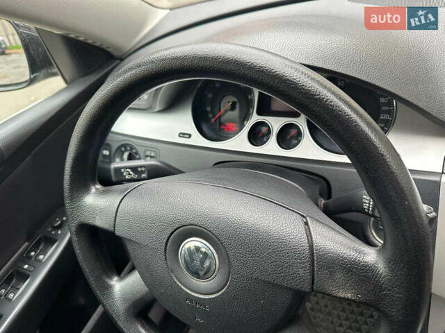 Чорний Фольксваген Пассат, об'ємом двигуна 1.6 л та пробігом 208 тис. км за 6490 $, фото 12 на Automoto.ua