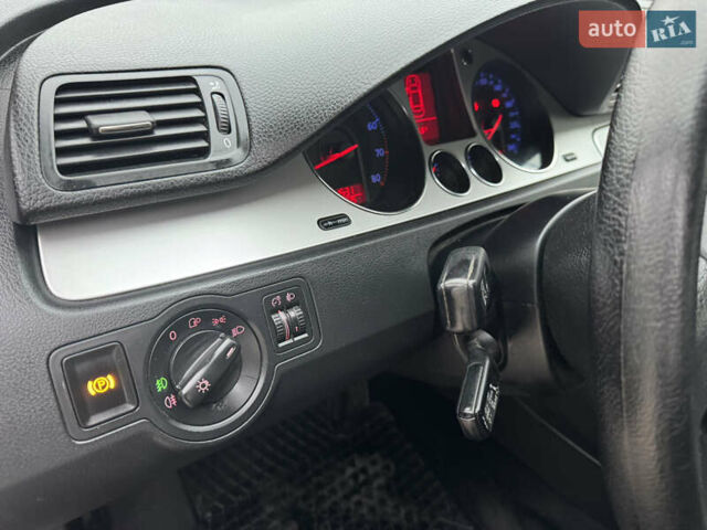 Чорний Фольксваген Пассат, об'ємом двигуна 1.6 л та пробігом 208 тис. км за 6490 $, фото 32 на Automoto.ua