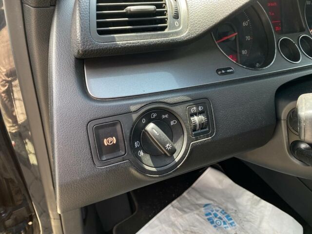 Черный Фольксваген Пассат, объемом двигателя 1.6 л и пробегом 285 тыс. км за 6500 $, фото 9 на Automoto.ua