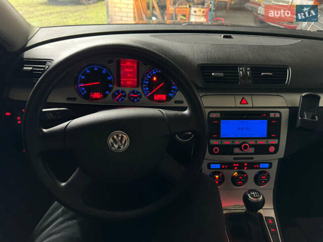 Чорний Фольксваген Пассат, об'ємом двигуна 1.6 л та пробігом 208 тис. км за 6490 $, фото 15 на Automoto.ua