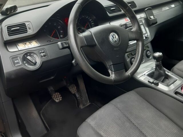 Чорний Фольксваген Пассат, об'ємом двигуна 1.6 л та пробігом 228 тис. км за 7200 $, фото 6 на Automoto.ua