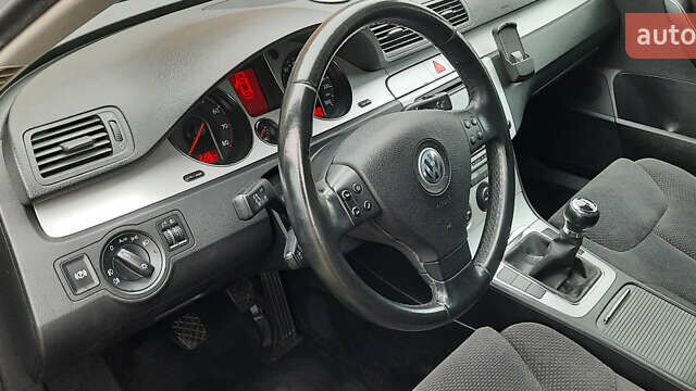 Черный Фольксваген Пассат, объемом двигателя 1.4 л и пробегом 200 тыс. км за 6900 $, фото 24 на Automoto.ua