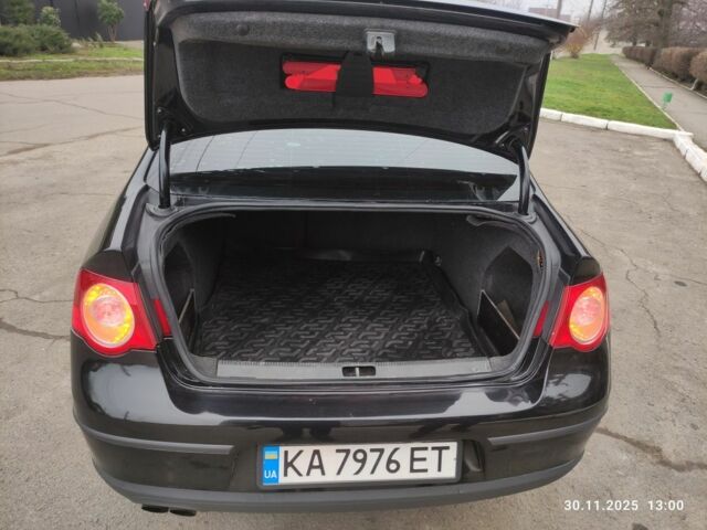 Черный Фольксваген Пассат, объемом двигателя 1.8 л и пробегом 250 тыс. км за 5900 $, фото 12 на Automoto.ua