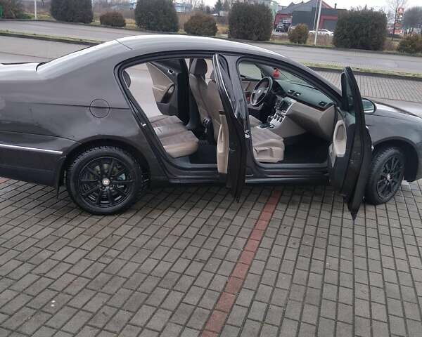 Черный Фольксваген Пассат, объемом двигателя 2 л и пробегом 270 тыс. км за 8590 $, фото 2 на Automoto.ua
