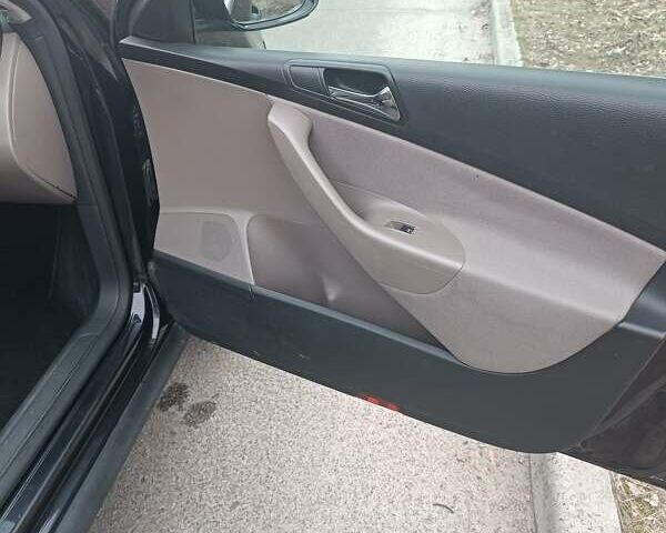 Черный Фольксваген Пассат, объемом двигателя 2 л и пробегом 264 тыс. км за 7800 $, фото 7 на Automoto.ua