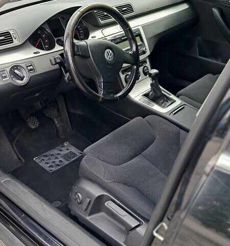 Чорний Фольксваген Пассат, об'ємом двигуна 1.8 л та пробігом 255 тис. км за 7000 $, фото 11 на Automoto.ua