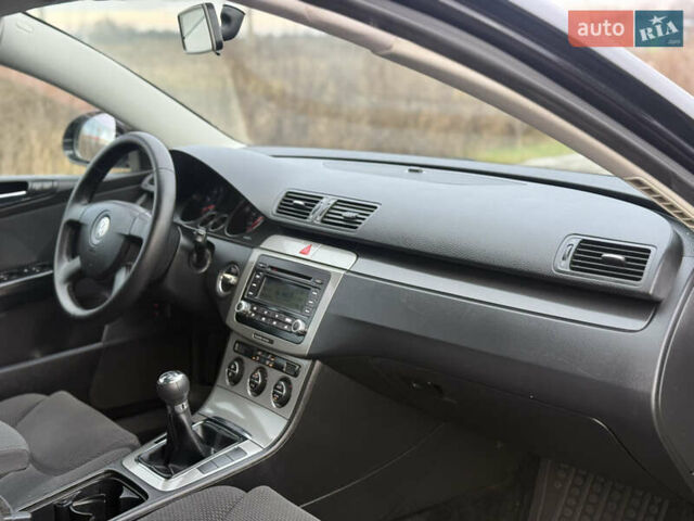 Черный Фольксваген Пассат, объемом двигателя 1.6 л и пробегом 219 тыс. км за 6800 $, фото 15 на Automoto.ua