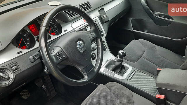 Черный Фольксваген Пассат, объемом двигателя 1.4 л и пробегом 200 тыс. км за 6900 $, фото 23 на Automoto.ua