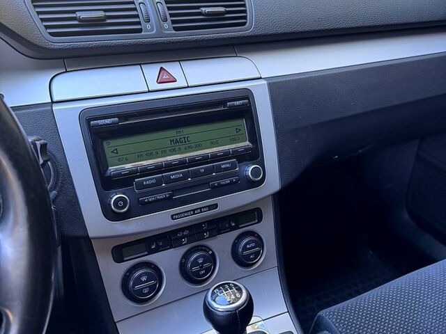 Черный Фольксваген Пассат, объемом двигателя 1.8 л и пробегом 157 тыс. км за 7200 $, фото 6 на Automoto.ua