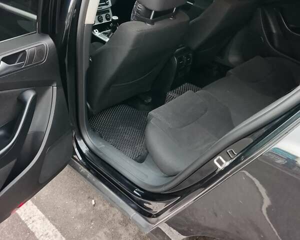 Черный Фольксваген Пассат, объемом двигателя 1.8 л и пробегом 230 тыс. км за 6400 $, фото 10 на Automoto.ua