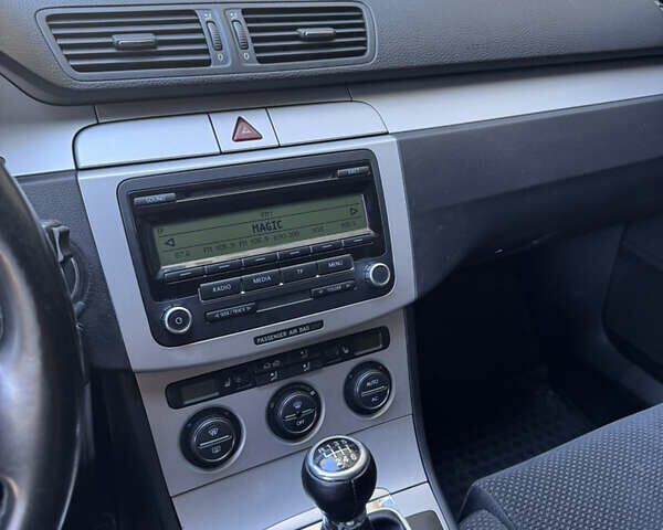 Черный Фольксваген Пассат, объемом двигателя 1.8 л и пробегом 158 тыс. км за 7000 $, фото 12 на Automoto.ua