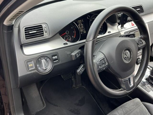 Чорний Фольксваген Пассат, об'ємом двигуна 3.2 л та пробігом 287 тис. км за 7200 $, фото 11 на Automoto.ua