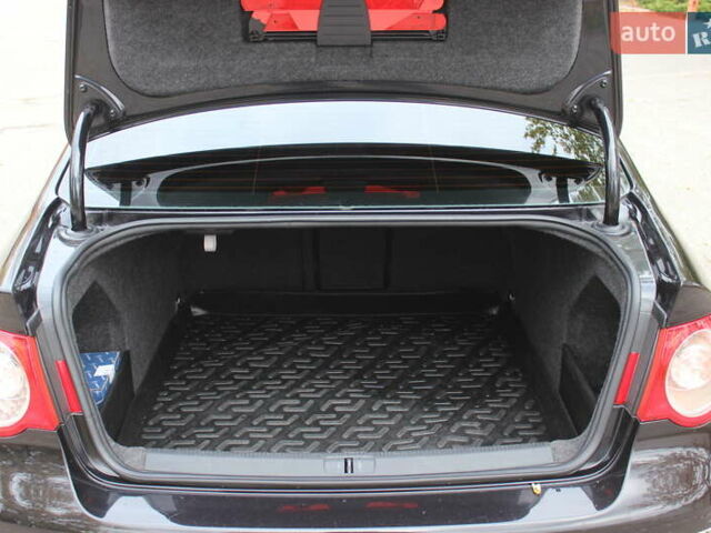 Черный Фольксваген Пассат, объемом двигателя 1.8 л и пробегом 173 тыс. км за 7500 $, фото 13 на Automoto.ua