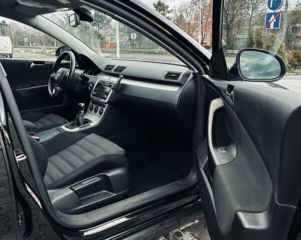 Черный Фольксваген Пассат, объемом двигателя 1.6 л и пробегом 199 тыс. км за 7950 $, фото 44 на Automoto.ua