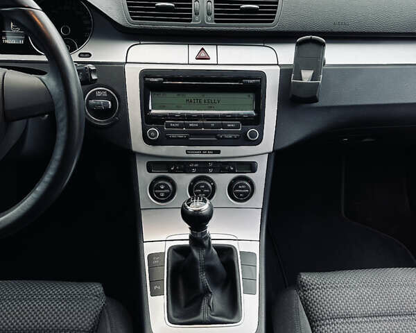 Черный Фольксваген Пассат, объемом двигателя 1.6 л и пробегом 199 тыс. км за 7950 $, фото 39 на Automoto.ua