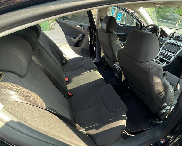 Черный Фольксваген Пассат, объемом двигателя 1.8 л и пробегом 208 тыс. км за 7000 $, фото 15 на Automoto.ua