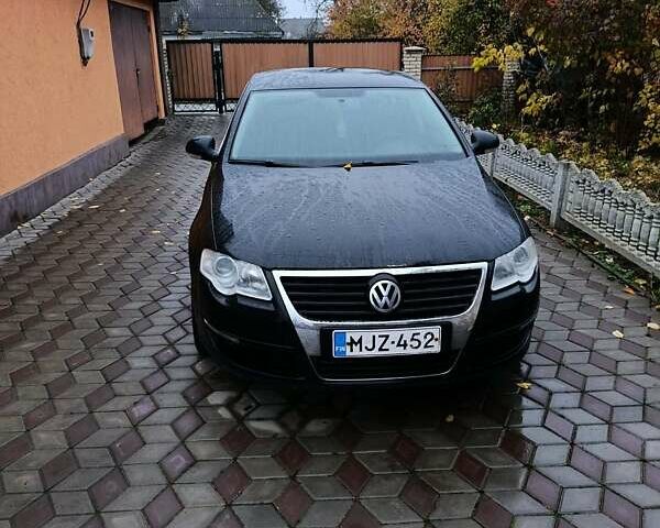 Черный Фольксваген Пассат, объемом двигателя 1.8 л и пробегом 297 тыс. км за 3500 $, фото 4 на Automoto.ua