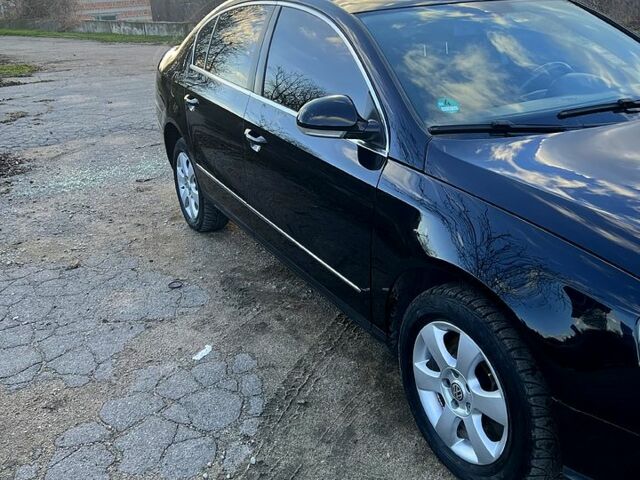 Черный Фольксваген Пассат, объемом двигателя 2 л и пробегом 195 тыс. км за 4700 $, фото 5 на Automoto.ua