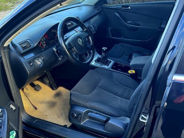 Черный Фольксваген Пассат, объемом двигателя 2 л и пробегом 195 тыс. км за 4700 $, фото 2 на Automoto.ua