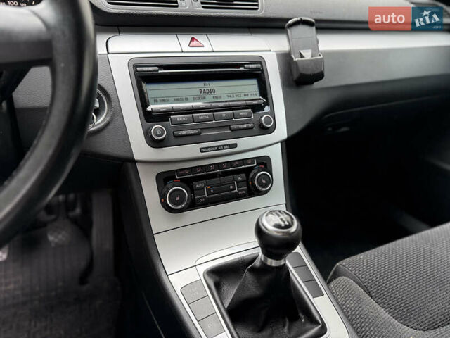 Черный Фольксваген Пассат, объемом двигателя 1.6 л и пробегом 221 тыс. км за 7550 $, фото 14 на Automoto.ua