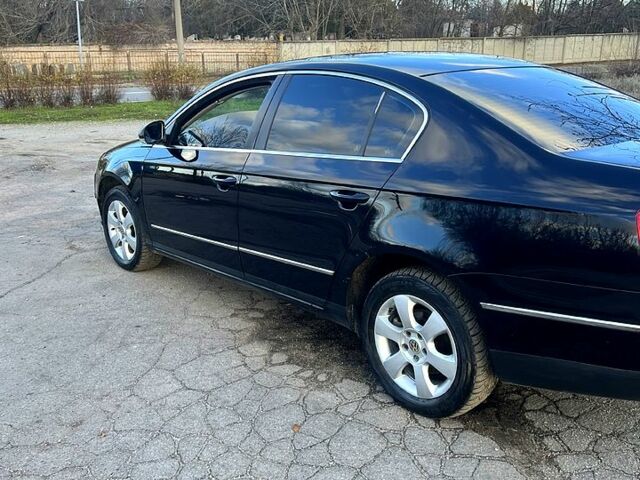 Чорний Фольксваген Пассат, об'ємом двигуна 2 л та пробігом 195 тис. км за 4700 $, фото 1 на Automoto.ua