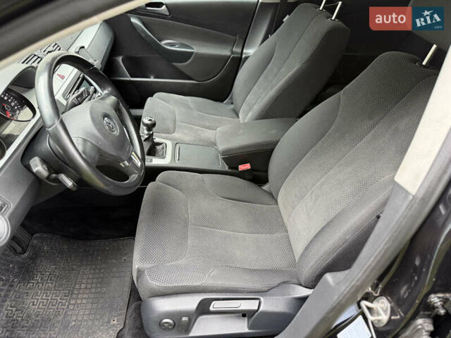 Черный Фольксваген Пассат, объемом двигателя 1.6 л и пробегом 221 тыс. км за 7550 $, фото 10 на Automoto.ua