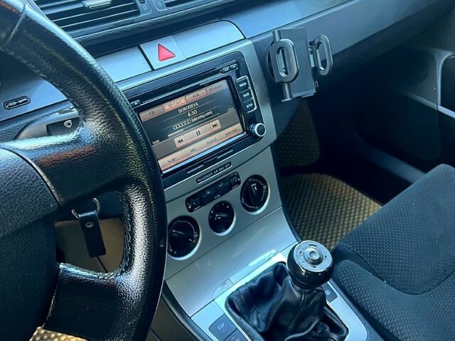 Черный Фольксваген Пассат, объемом двигателя 2 л и пробегом 195 тыс. км за 4700 $, фото 7 на Automoto.ua