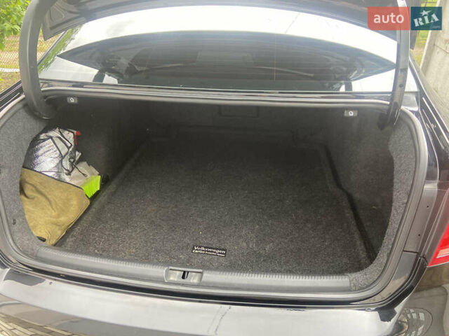 Черный Фольксваген Пассат, объемом двигателя 2.5 л и пробегом 215 тыс. км за 12000 $, фото 13 на Automoto.ua