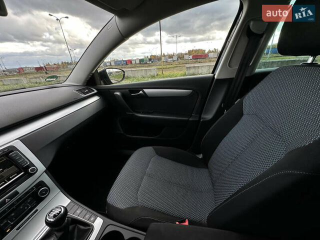 Черный Фольксваген Пассат, объемом двигателя 1.6 л и пробегом 248 тыс. км за 10000 $, фото 11 на Automoto.ua