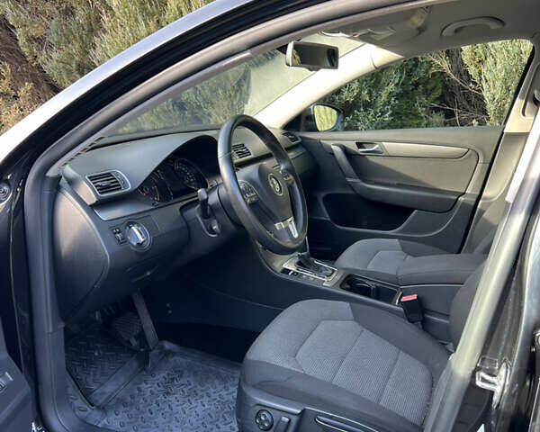 Черный Фольксваген Пассат, объемом двигателя 1.97 л и пробегом 228 тыс. км за 12000 $, фото 32 на Automoto.ua