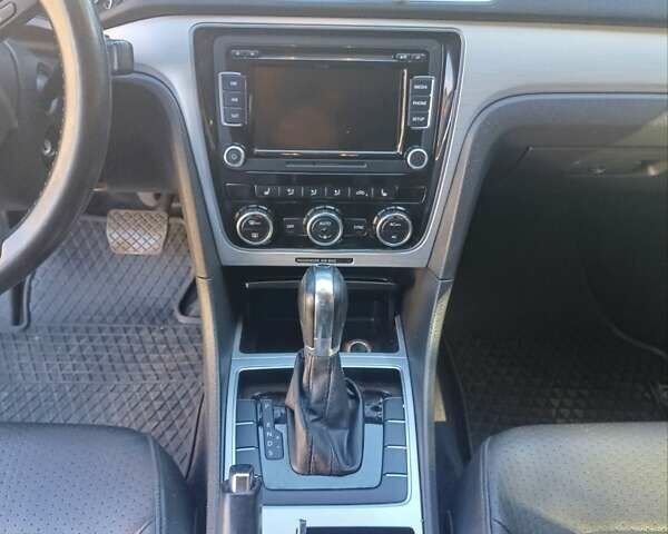 Черный Фольксваген Пассат, объемом двигателя 2.5 л и пробегом 193 тыс. км за 10400 $, фото 4 на Automoto.ua