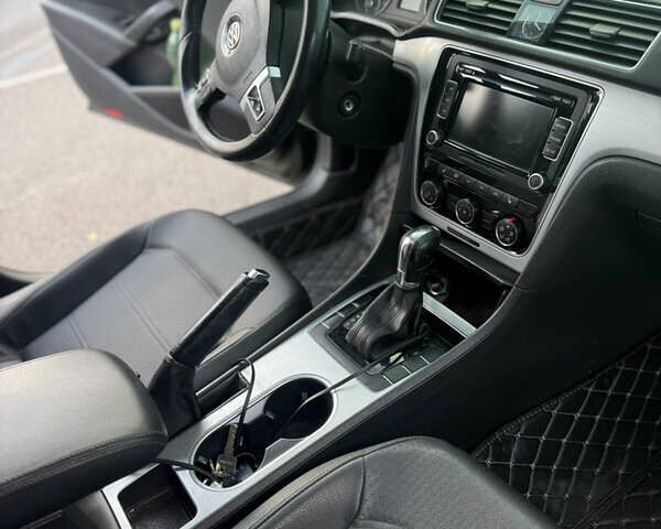 Черный Фольксваген Пассат, объемом двигателя 2.5 л и пробегом 215 тыс. км за 10500 $, фото 5 на Automoto.ua