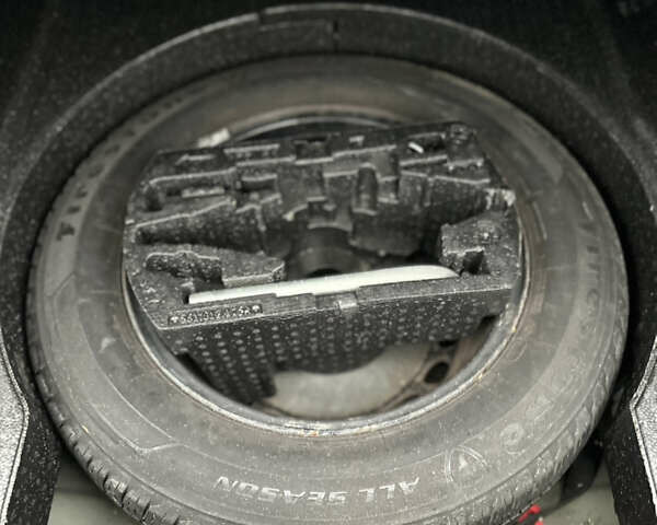 Черный Фольксваген Пассат, объемом двигателя 1.8 л и пробегом 247 тыс. км за 11000 $, фото 26 на Automoto.ua