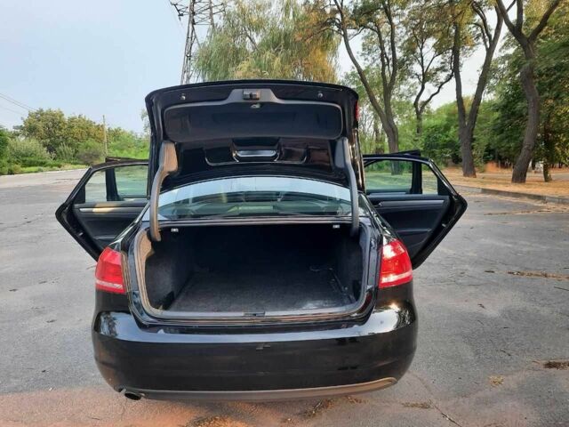 Чорний Фольксваген Пассат, об'ємом двигуна 2 л та пробігом 300 тис. км за 9499 $, фото 6 на Automoto.ua